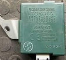 8974160340 Dørlås mottaker trådløs elektrisk for Toyota oppstilt mot hvit bakgrunn