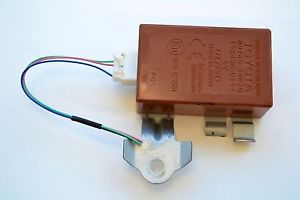 89760-30050 Sensor dekktrykk mottaker original for Lexus oppstilt mot hvit bakgrunn