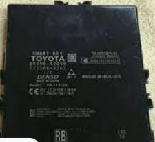 89990-42090 Computer elektrisk smartdørlås for Toyota oppstilt mot hvit bakgrunn