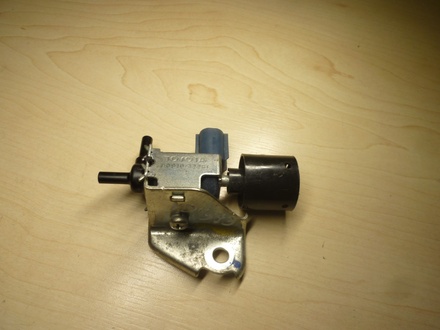 90910-12281 Motor vacuum regulator ventil for Toyota oppstilt mot hvit bakgrunn
