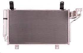 KD62-61-480 Kjøling klima AC radiator kondenser for Mazda oppstilt mot hvit bakgrunn
