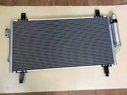 7812A220 Kjøling klima AC radiator kondenser for Mitsubishi oppstilt mot hvit bakgrunn