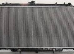 21460VB800 Motor kjøling radiator for Nissan oppstilt mot hvit bakgrunn