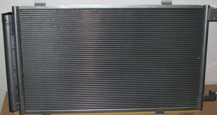 95310-79J01 Kjøling klima A/C radiator for Suzuki oppstilt mot hvit bakgrunn