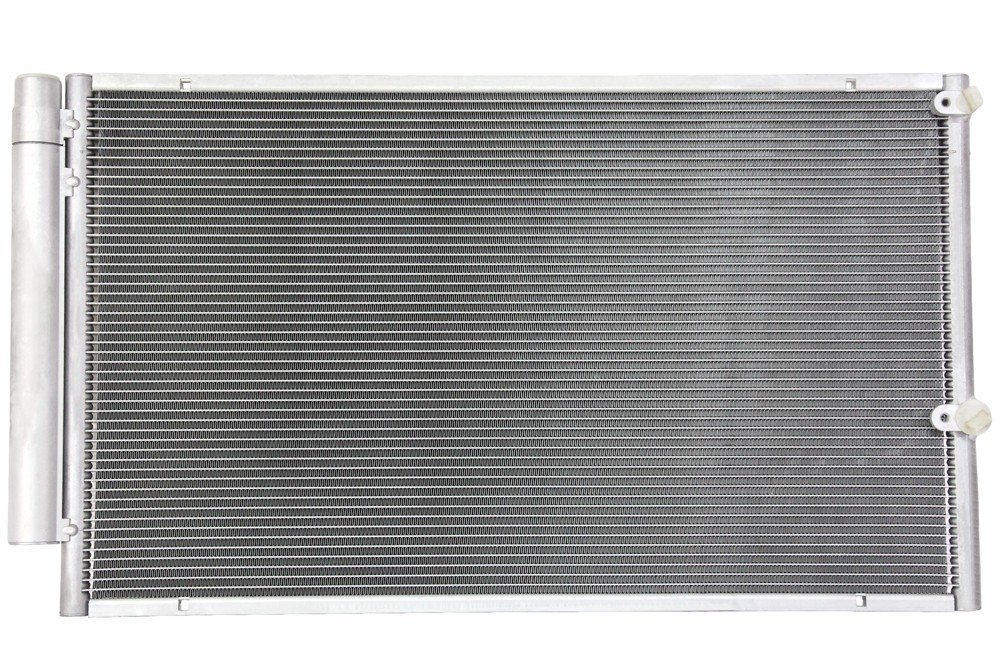 88450-47020 Kjøling klima radiator A/C for Toyota oppstilt mot hvit bakgrunn