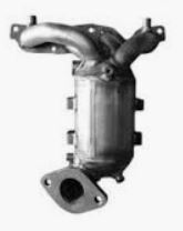 2851003110 Eksos katalysator manifold for Hyundai oppstilt mot hvit bakgrunn