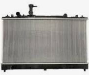 PE1115200 Motor kjøling radiator for Mazda oppstilt mot hvit bakgrunn