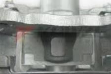 4605A202 Bremsecaliper foran høyre med klossholder for Mitsubishi oppstilt mot hvit bakgrunn