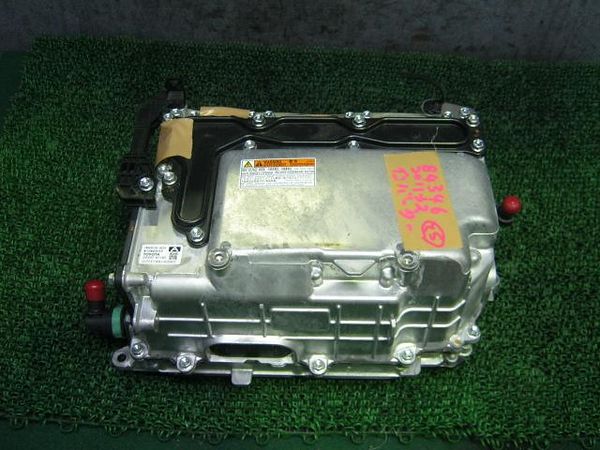 G920049025 Motor hybrid inverter original for Toyota oppstilt mot hvit bakgrunn