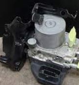 GHY1-43-7A0B Bremse computer aggregat ABS for Mazda oppstilt mot hvit bakgrunn
