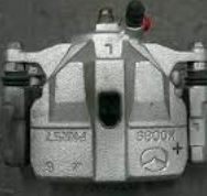 GHY9-33-99Z Bremsecaliper foran venstre med klossholder for Mazda oppstilt mot hvit bakgrunn
