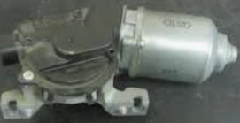 GS1D-67-340 Vindusviskermotor foran for Mazda oppstilt mot hvit bakgrunn