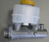 46010-VS40B Brems hovedsylinder for Nissan oppstilt mot hvit bakgrunn