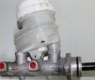 MN102440 Brems hovedsylinder for Mitsubishi oppstilt mot hvit bakgrunn