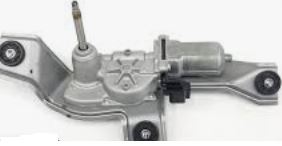 KD53-67-450 Vindusviskermotor bak for Mazda oppstilt mot hvit bakgrunn