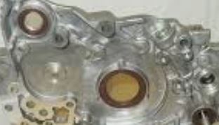 MD366260 Motor oljepumpe for Mitsubishi oppstilt mot hvit bakgrunn