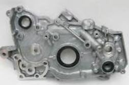 MN137803 Motor oljepumpe for Mitsubishi oppstilt mot hvit bakgrunn