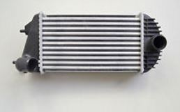 13620-68L51 Motor kjøling intercooler for Suzuki oppstilt mot hvit bakgrunn