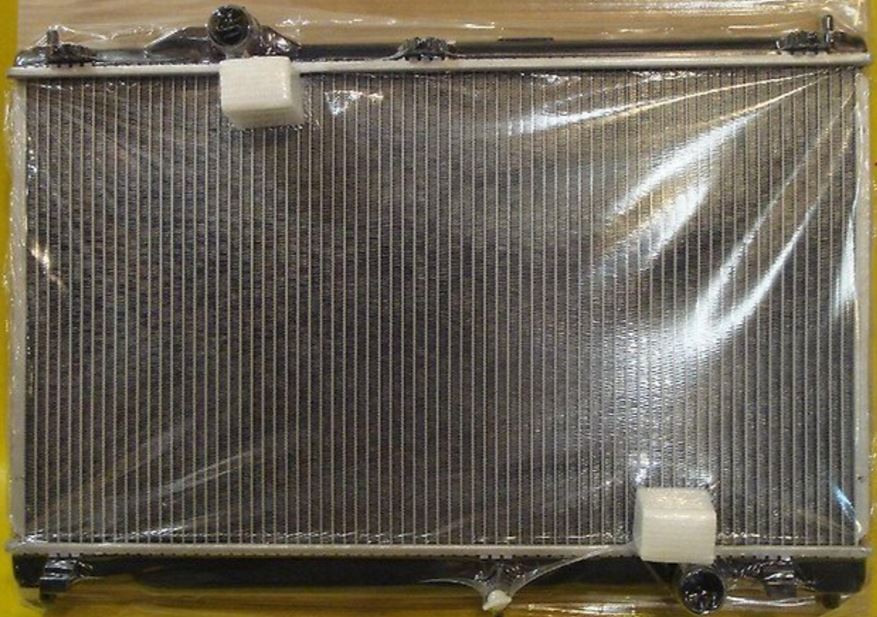 16400-46580 Motor kjøling radiator for Lexus oppstilt mot hvit bakgrunn