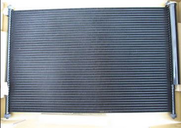 95310-64JA0 Kjøling klima A/C radiator for Suzuki oppstilt mot hvit bakgrunn