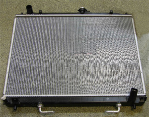 MR968748 Kjøling radiator man gir for Mitsubishi oppstilt mot hvit bakgrunn
