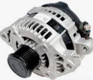 SH01-18-300 Motor dynamo for Mazda oppstilt mot hvit bakgrunn