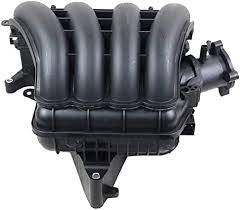 PE11-13-100A Motor manifold inntak for Mazda oppstilt mot hvit bakgrunn