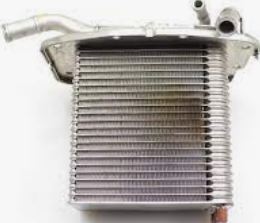 S550-13-565A Motor kjøling intercooler for Mazda oppstilt mot hvit bakgrunn