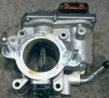 S550-13-6B0 Motor gasspjeld venturi for Mazda oppstilt mot hvit bakgrunn