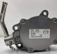 S550-18-G00 Motor vakuum pumpe for Mazda oppstilt mot hvit bakgrunn