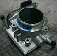 SH01-13-6B0 Motor gasspjeld for Mazda oppstilt mot hvit bakgrunn