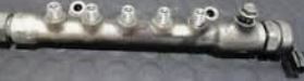 SH01-13-GC0 Drivstoff innsprøytning common rail for Mazda oppstilt mot hvit bakgrunn