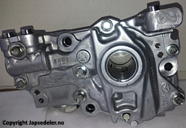 SH01-14-100A Motor oljepumpe for Mazda oppstilt mot hvit bakgrunn