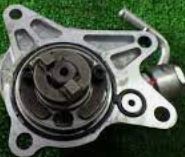 SH01-18-G00A Motor vakuum pumpe for Mazda oppstilt mot hvit bakgrunn