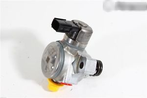 SU003-00328 Drivstoff pumpe original for Toyota oppstilt mot hvit bakgrunn