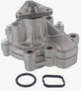 PE0115010B Motor kjøling vannpumpe for Mazda oppstilt mot hvit bakgrunn
