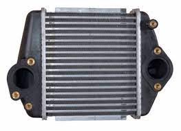 R2AX-13-565 Motor kjøling intercooler for Mazda oppstilt mot hvit bakgrunn