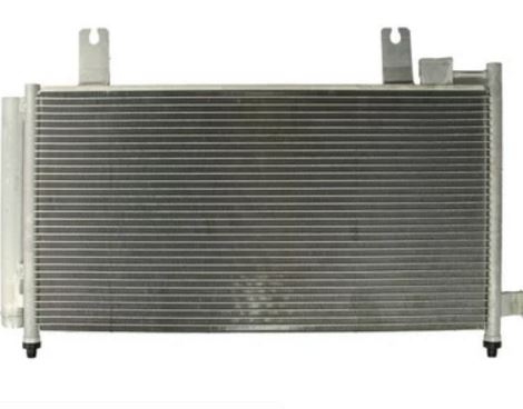 95310-55L00 Kjøling klima A/C radiator for Suzuki oppstilt mot hvit bakgrunn