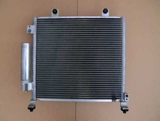 95310-78F00 Kjøling klima A/C radiator for Suzuki oppstilt mot hvit bakgrunn