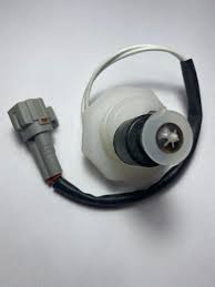 WL8-11-3ZA6 Sensor drivstofftemperatur for Mazda oppstilt mot hvit bakgrunn
